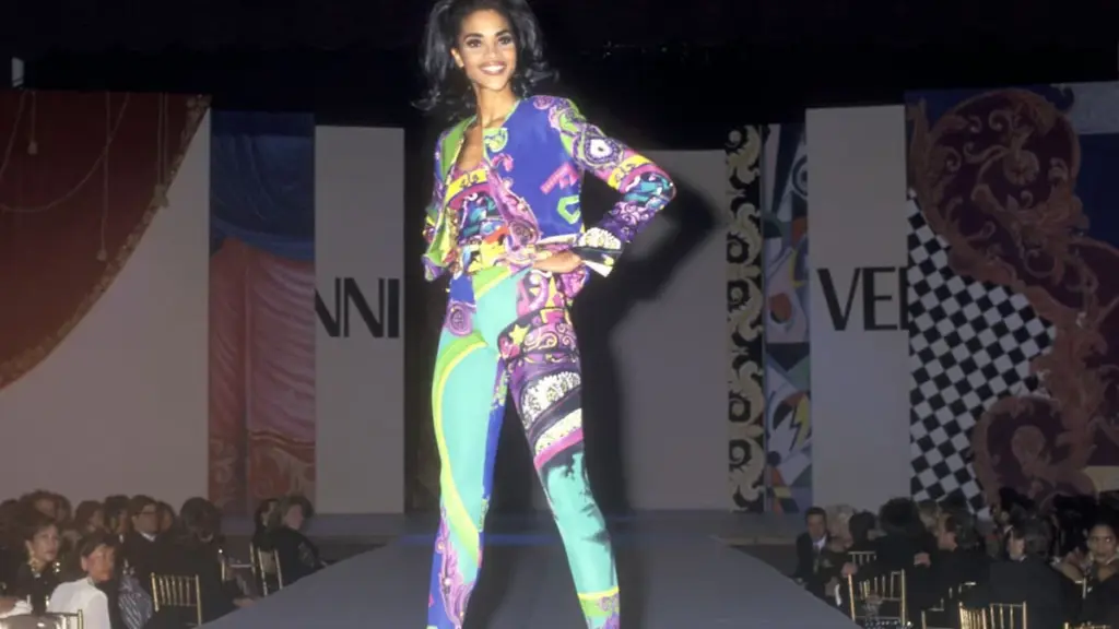 ¿Listas para la Era Versace Vintage Print? Donatella lo aprueba