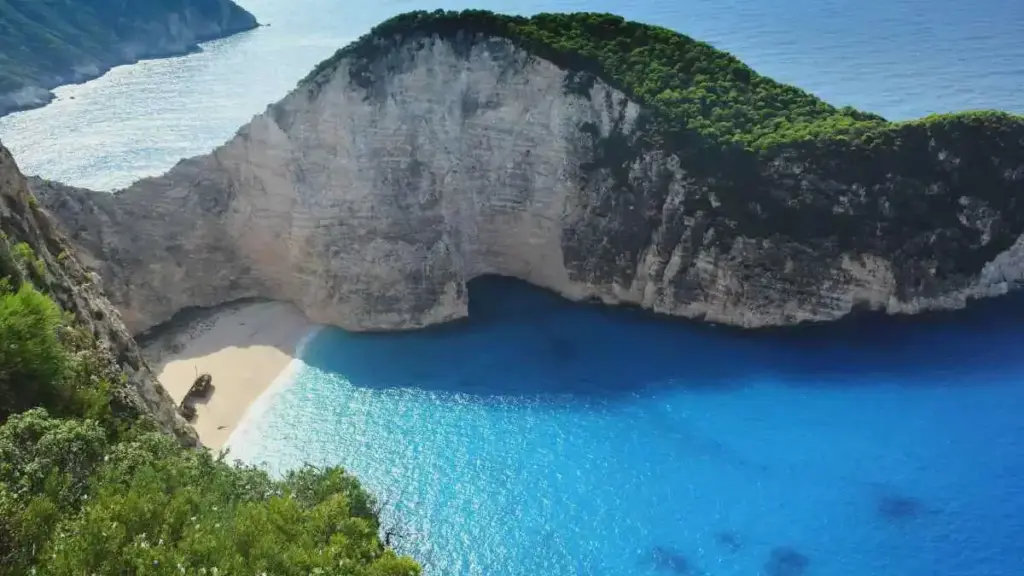 Overtourismo, revolución en Grecia: adiós a sombrillas y tumbonas en la playa