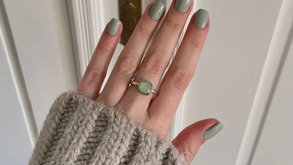 Verde matcha para una manicura elegante y femenina