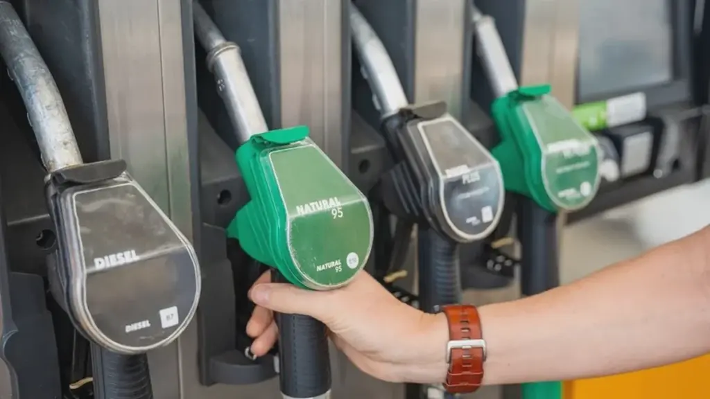 Surtidores vacíos y precios disparados: La crisis de combustible golpea duramente a Rusia